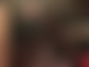 Meine göttlichen füße machen dich verrückt!!! Genieße dieses baumelnde fuß-teaser in schwarzen, seidigen strumpfhosen und hochhackigen lederpantoletten.