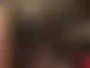 Meine göttlichen füße machen dich verrückt!!! Genieße dieses baumelnde fuß-teaser in schwarzen, seidigen strumpfhosen und hochhackigen lederpantoletten.