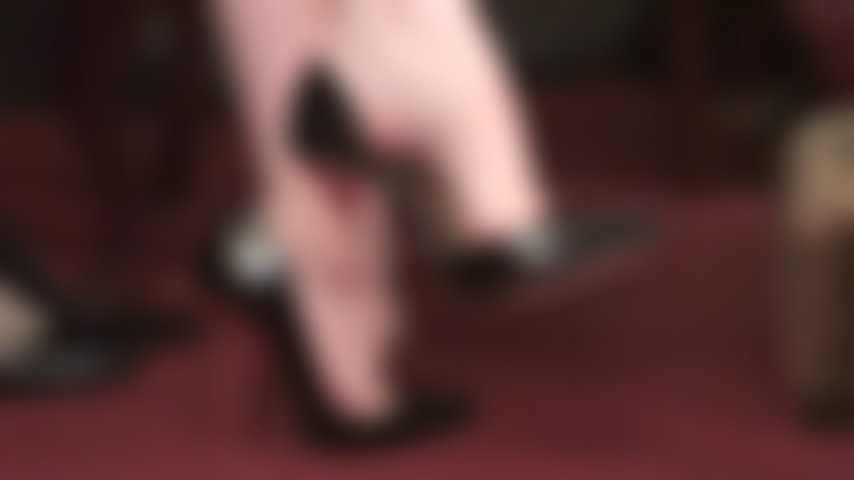 Barfuß baumelnd, schuhspiele in hohen stilettos – nichts macht ihren schwanz so hart und erregt wie die unglaublichen nackten füße der herrin.