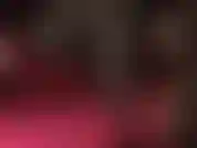 Sexy baumelnde nahaufnahme – herrin vivian neckt mit ihren geschickten zehen und schuhspielen, weil sie weiß, dass sie sie gerne lutschen würden.