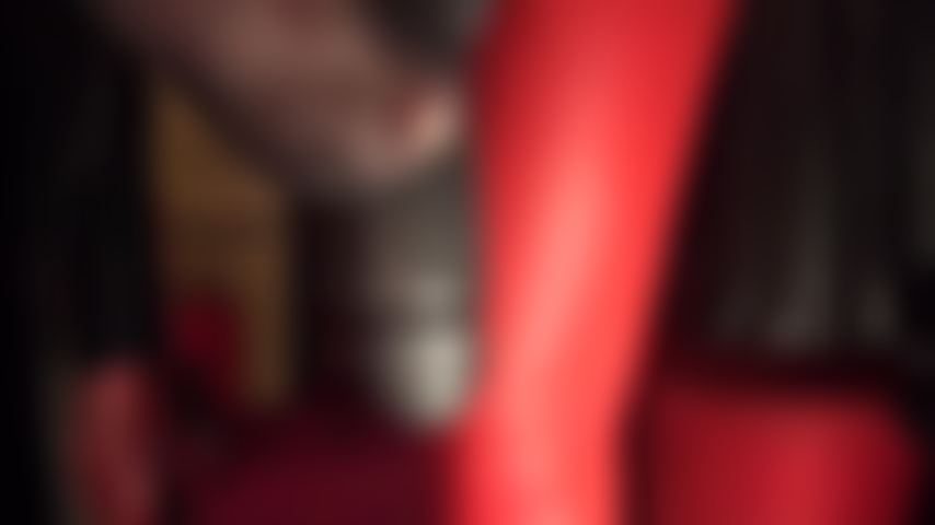 Fußliebhaberin und strap-on-hure, die unter dem nylonfuß der herrin zertrümmert wird. Die herrin neckt mit ihrem riesigen schwarzen schwanz und ihren sexy strumpfhosenfüßen, bevor sie auf einem weichen dildo herumtrampelt und tritt.