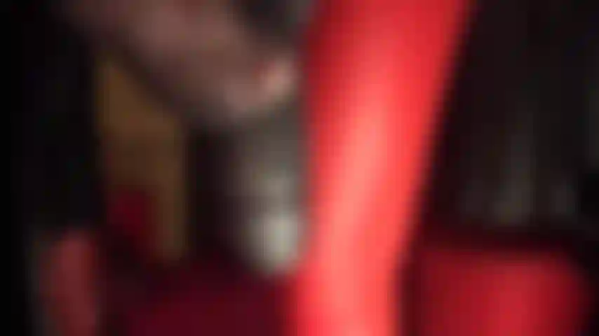 Fußliebhaberin und strap-on-hure, die unter dem nylonfuß der herrin zertrümmert wird. Die herrin neckt mit ihrem riesigen schwarzen schwanz und ihren sexy strumpfhosenfüßen, bevor sie auf einem weichen dildo herumtrampelt und tritt.