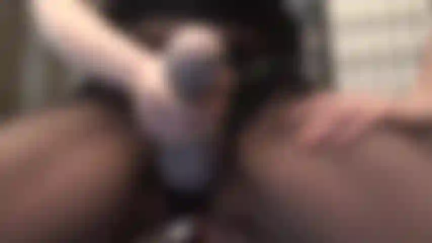 Die herrin hat dir befohlen, an einem leckeren, mit spucke getränkten strapon zu lutschen.