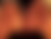 Fußfetischistin in transparenten latexstrümpfen – hautnahe anbetung der perfektesten füße, die sie jemals finden werden, gekleidet in durchsichtiges gummi.