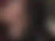 Zungen- und high-heel-fetisch. Herrin leckt heiße metallstilettos.