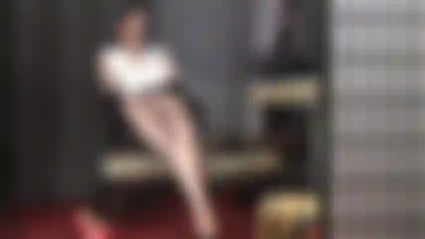 Übereinandergeschlagene strumpfhosenbeine sind deine größte schwäche. Es macht dich so hart, wenn du zusiehst, wie herrin ihre wohlgeformten, glänzenden nylonbeine immer wieder übereinanderschlägt und wieder auseinanderzieht.