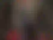 Intensive pvc-anbetung mit einer herrin im catsuit und langem, glänzendem mantel, gefolgt von strapon-dominanz.