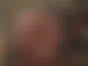 Herrin schaut dich an, während du ihren fantastischen runden arsch in dunkelbraunen strumpfhosen und einen großen weißen schwanz anbetest.