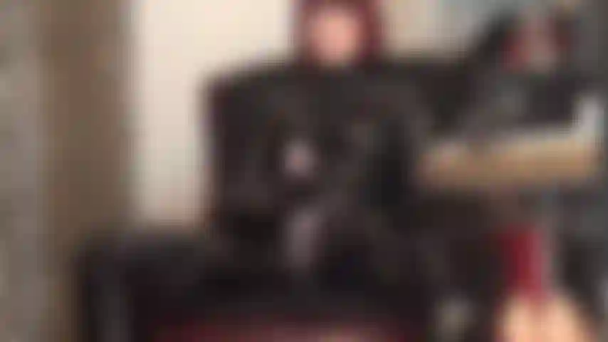 Strap-on-dominanz – herrin, gekleidet in einen schwarzen, glänzenden fetisch-catsuit aus pvc, und lasse ihren großen, leckeren schwanz für dich besonders lecker aussehen. Du sehnst dich nur danach, diesen schwanz auf deinem gesicht zu spüren, während du an den eiern der herrin lutschst.