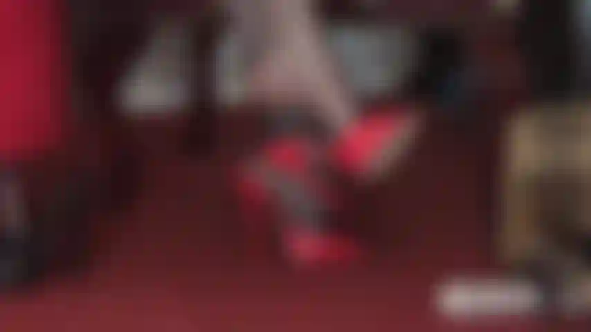 Rote stiletto-pantoletten necken deinen sklavenschwanz.