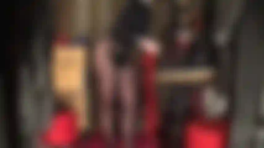 Wow, so viele glänzende schichten strumpfhosen und strümpfe. Deine nylongöttin neckt mit arsch, beinen und füßen in glänzenden strumpfhosen.