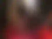 Gekleidet in bunte strumpfhosen – die herrin zeigt ihre sammlung bunter nylons, wechselt zu waldgrün, dann zu blau, kombiniert mit hemd und krawatte, bleistiftrock und peeptoe-pumps.