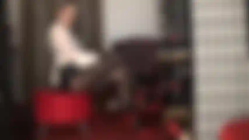 Die sich mit doppellagigen strumpfhosen verwöhnt – superglänzende paare aus glatten nylons in ölglanzschwarz und glänzendem nude, um bein- und arschliebhaber in den wahnsinn zu treiben.