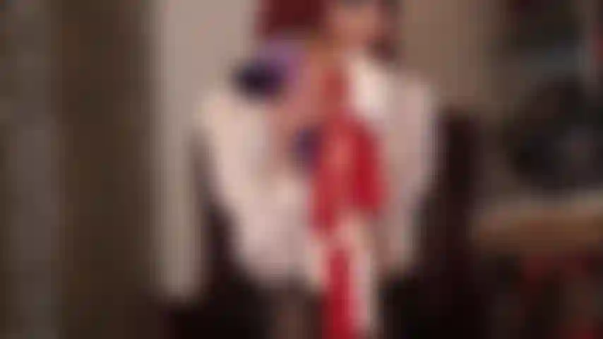 Handjob mit satinhandschuhen – das seidige gefühl eines paars satinhandschuhe, die sanft deinen schwanz, deine eier, deinen arsch streicheln …