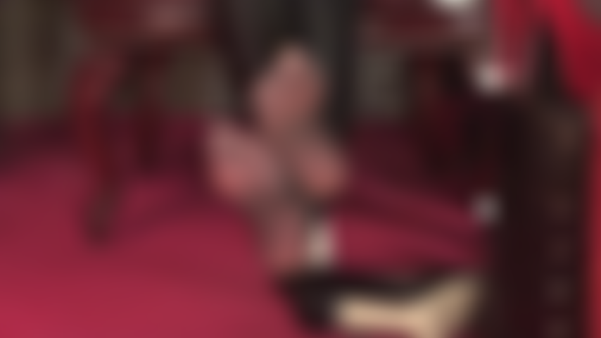 Fußfetisch in dunkelgrauen strumpfhosen – genießen sie diese nahaufnahme der sexy, weichen nylonfüße von herrin vivian, während sie mit den zehen wackelt.