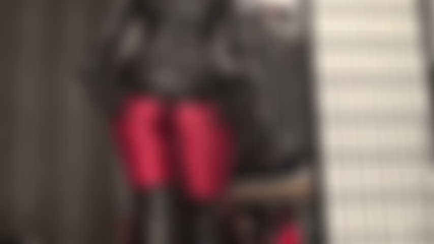Arschverehrung in einem unglaublichen fetisch-outfit aus roten, glatten und glänzenden spandex-strumpfhosen mit pvc-bodysuit, handschuhen und stiefeln. Facesitting mit strumpfhosen auf und ab ... Herrin bringt dich zum kommen, wenn diese strumpfhosen herunterrutschen und ihre nackten pobacken enthüllen.
