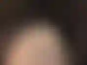 Ihren arsch in einem durchsichtigen schwarzen nylon-bodysuit und glänzenden strumpfhosen verehrt.