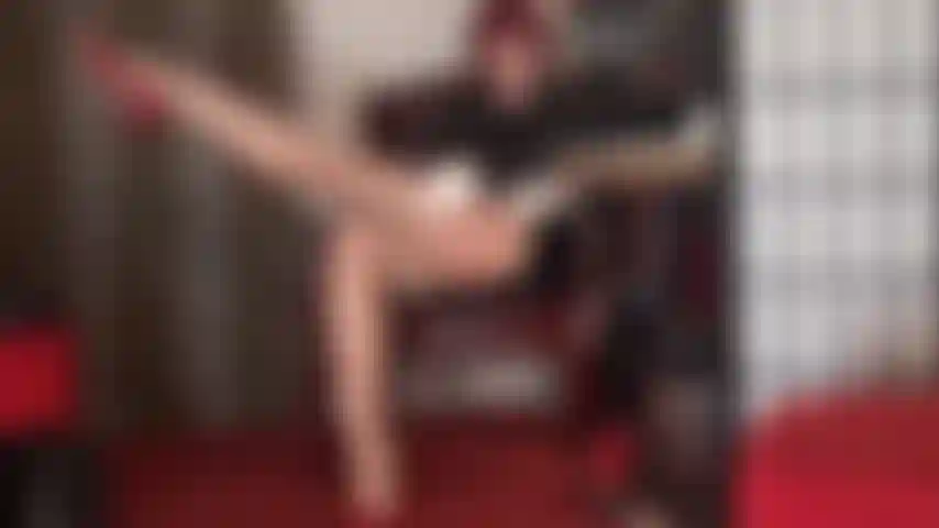 Weiße lederhandschuhe auf glänzenden hellbraunen strumpfhosen – diese beine waren schon immer deine größte schwäche. Sie werden dich in anbetung auf die knie zwingen.