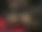 Eine strapon-göttin in schwarzem leder.