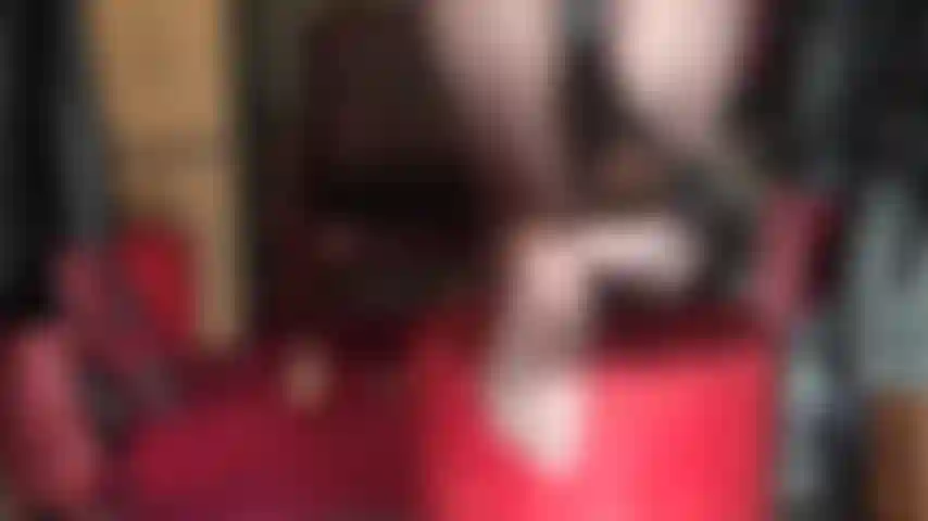 Herrin sitzt mit einem riesigen bbc-strapon auf ihren füßen. Bete meinen in strumpfhosen gehüllten arsch, meine nylonsohlen und meinen großen schwanz an, während ich ihn mit lederhandschuhen streichle.