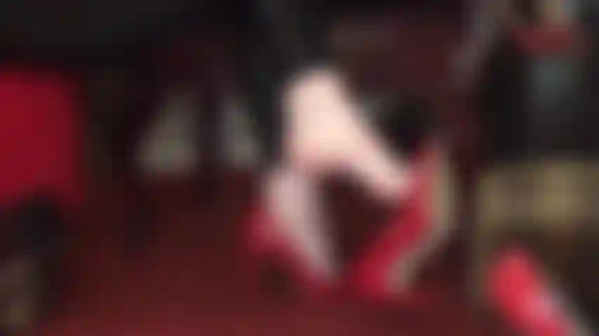 Barfuß-tease – nackte füße in roten lederpumps, zehen baumelnd.