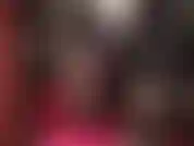 Eine sinnliche verführerin in vintage-nylons, strumpfbändern und mit fußfetisch.