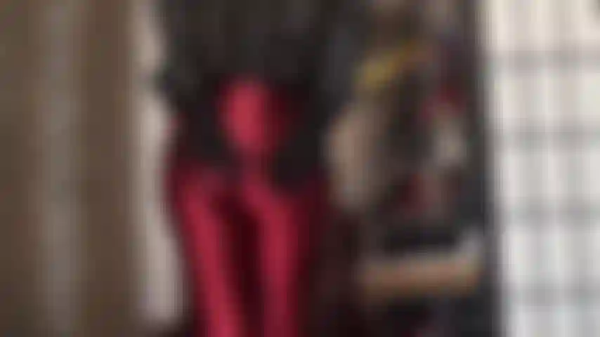 Sie bewundern meinen fantastischen hintern in allem, was eng und glänzend ist, von einer glänzenden satinhose bis hin zu hellbraunen strumpfhosen.