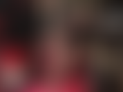 In ihrem langen, glänzenden schwarzen vinylmantel zeigt ihre nylongöttin ihre erstaunlich langen beine und sexy füße in klassischen, durchsichtigen schwarzen strumpfhosen.