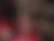 In ihrem langen, glänzenden schwarzen vinylmantel zeigt ihre nylongöttin ihre erstaunlich langen beine und sexy füße in klassischen, durchsichtigen schwarzen strumpfhosen.