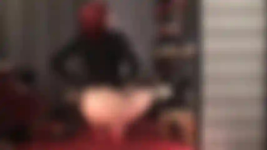 Wichse für den aufreizenden strumpfhosenarsch und den extra hochgezogenen weißen tanga der herrin – hockend in roten pantoletten mit hohen absätzen verlangt die herrin von dir, deinen schwanz ohne unterbrechung zu streicheln.