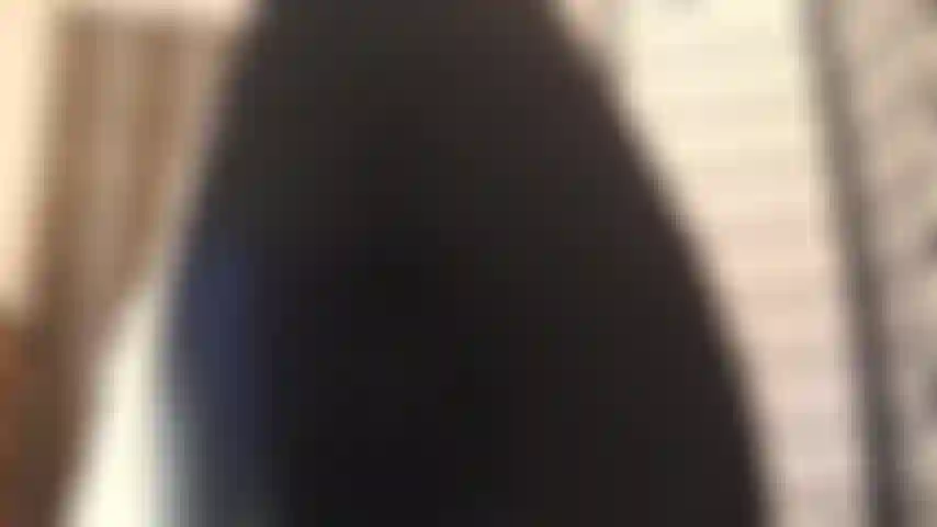 Reinige meine stiefelsohlen und mach es richtig. Wage es nicht, deine zunge einzuziehen. Lass sie raus, bis ich zufrieden bin.