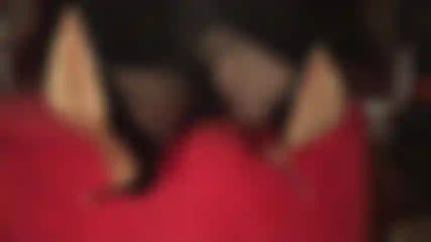 Doppelbaumeln-fetisch – überkreuzte knöchel in strumpfhosen und leggings, doppelt baumelnde, sehr glänzende, glatte schwarze lackpumps.