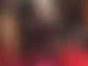 Glänzendes schwarzes gummi – heiße latexstrümpfe mit naht und ein knappes trägerkleid sehen an ihrer herrin fantastisch aus. Zusammen mit pumps mit stahlabsatz. Was für ein glück, dass sie diese perfektion anbeten dürfen.