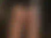 Tanga über glänzenden strumpfhosenschichten, arschverehrung, gefolgt von einem kurzen 8-zoll-teaser mit einem schwarzen strapon.