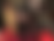 Wow, sehen sie sich nur dieses superglänzende spitzenkleid aus vinyl an, extrem kurz und diesen wundervollen hintern zur schau stellend, und die strumpfhosenbeine in glänzenden overknee-stiefeln für den perfekten teaser.