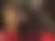 Wow, sehen sie sich nur dieses superglänzende spitzenkleid aus vinyl an, extrem kurz und diesen wundervollen hintern zur schau stellend, und die strumpfhosenbeine in glänzenden overknee-stiefeln für den perfekten teaser.