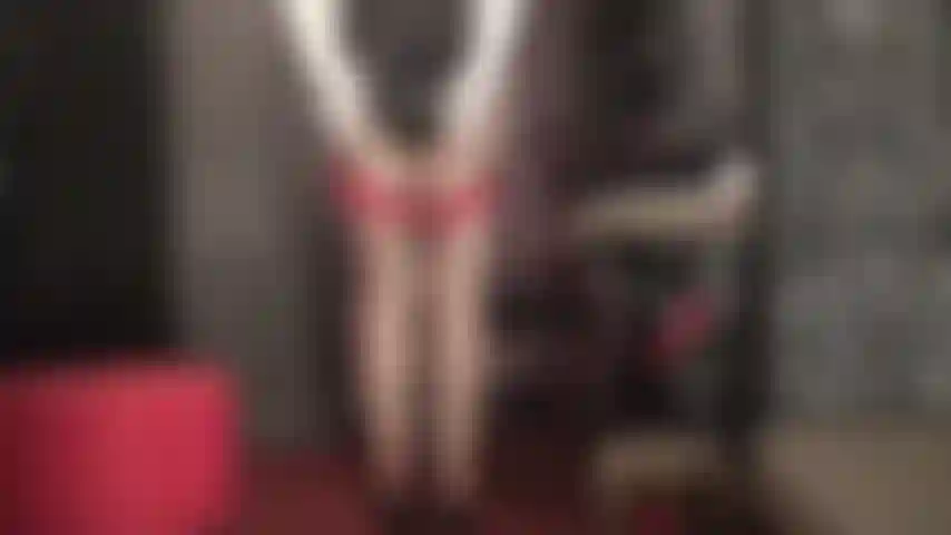 Scharf auf den hintern und die beine der herrin – sexy strapsstrümpfe, der unwiderstehliche hintern der herrin und ihre behandschuhten hände an deinem schwanz.