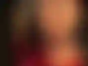 Glänzende, braune strumpfhosenfüße und ein hintern in einem glänzenden pvc-string-bodysuit, an dem sie sich am liebsten überall reiben würden.