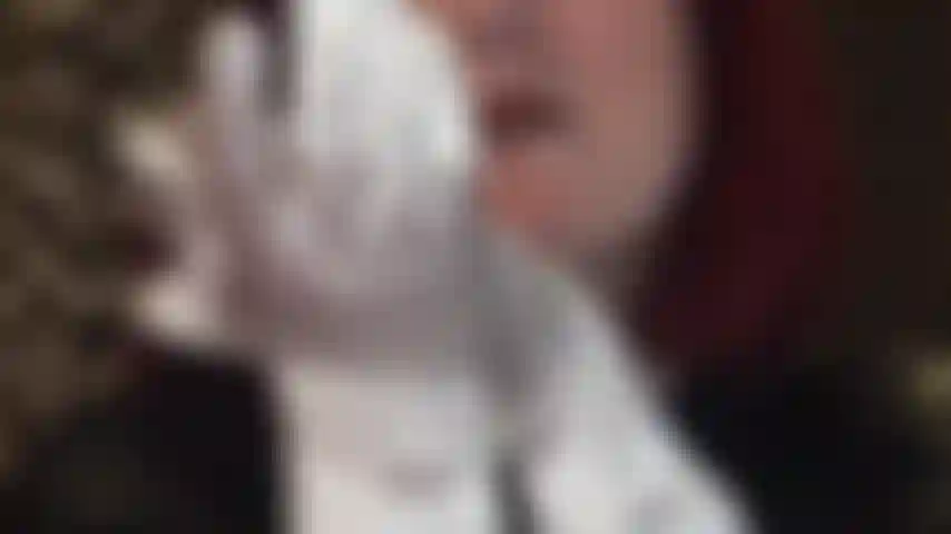 Satinhandschuhe sind ihre schwäche. Sie sehnen sich danach, diese seidig weichen, behandschuhten hände überall an ihren intimbereichen zu spüren, wie sie ihren schwanz und ihre hoden umschließen und ihr arschloch reizen …