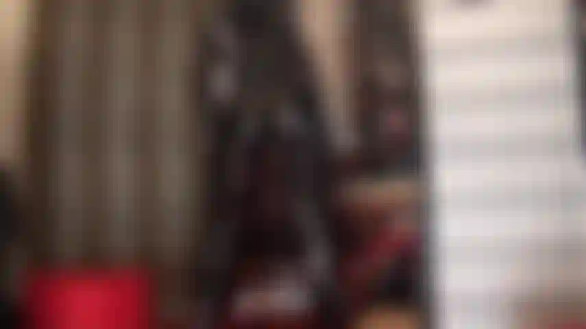 Ein perfekter schwarzer vinyl-catsuit – herrin vivian zeigt ihre glänzenden kurven der perfektion.