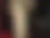 8 2,5-Zoll-strap-on zwischen zwei strumpfhosen – die herrin quetscht den großen, harten schwanz zwischen die nylonschichten, um ihn zu streicheln.