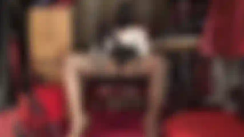 Einen riesigen schwarzen schwanz und eine lycra-kapuze mit offenen augen.