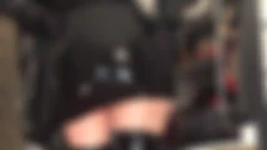 Bewundern sie den tollen hintern der herrin in ihrem glänzenden, engen, schwarzen gummi-mini.