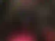 Eine strapon-göttin in einem engen schwarzen spandex-catsuit und overknee-stiefeln, die ihren kleinsten 8-zoll-strapon streichelt.