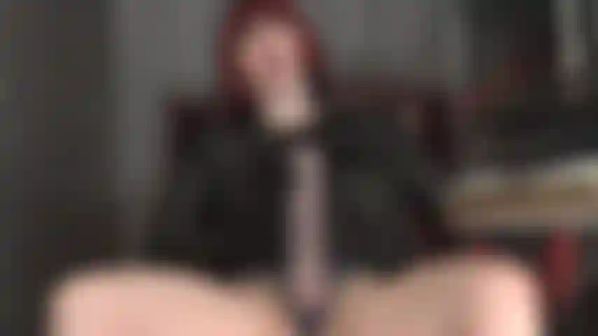 Deine tägliche dosis schwanzmilch ist da. Herrin, die spermafüttererin, und brauche deinen mund, um ihre ladung abzugeben.