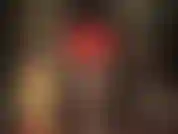 Heiße rote satinshorts und glänzende strumpfhosenschichten – die herrin sieht in diesen sexy nylonschichten und glänzenden satinshorts unglaublich aus.