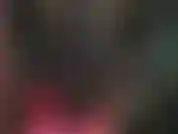 Eine latex-herrin im engen schwarzen gummi-outfit und sexy stiletto-stiefeln.