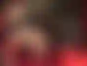 Seitenansicht sexy beine in nahtstrümpfen und strumpfhaltern mit baumelnden absätzen.