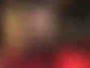 Wichs deinen schwanz für meinen perfekten arsch in einem glänzenden vinyl-tanga-bodysuit und durchsichtigen strumpfhosen mit leopardenmuster und kniehohen lederstiefeln.