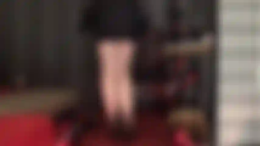 Arschverehrung in schwarzer spitzenunterwäsche und hautfarbenen strumpfhosen mit nähten – wenn der rock höher rutscht, enthüllt die herrin ihren hübschen spitzen-teddy und weckt in ihnen den wunsch, ihren arsch auf ihrem gesicht zu haben.